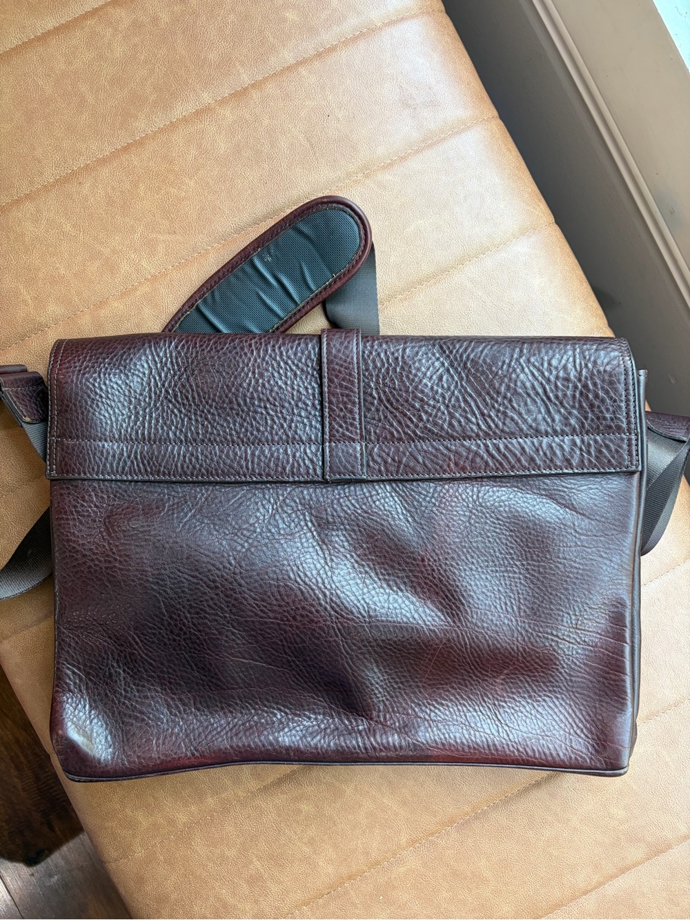 Allen Edmonds dark brown grained leather messenger bag made in the USA - Picture 2 of 12